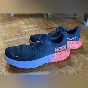 HOKA Arahi 7 shoe. Great narrow shoe with high stability.